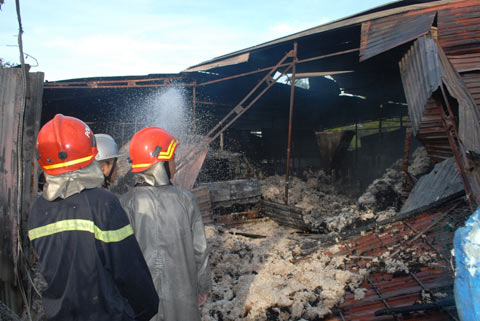 Gần 100 cảnh sát dập lửa ở xưởng bông sợi
